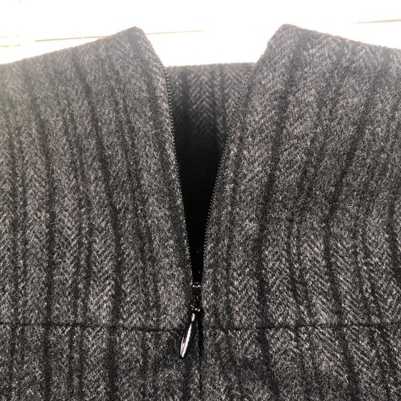 Banana Republic skirt gray tone and black lines - Picture 2 of 8